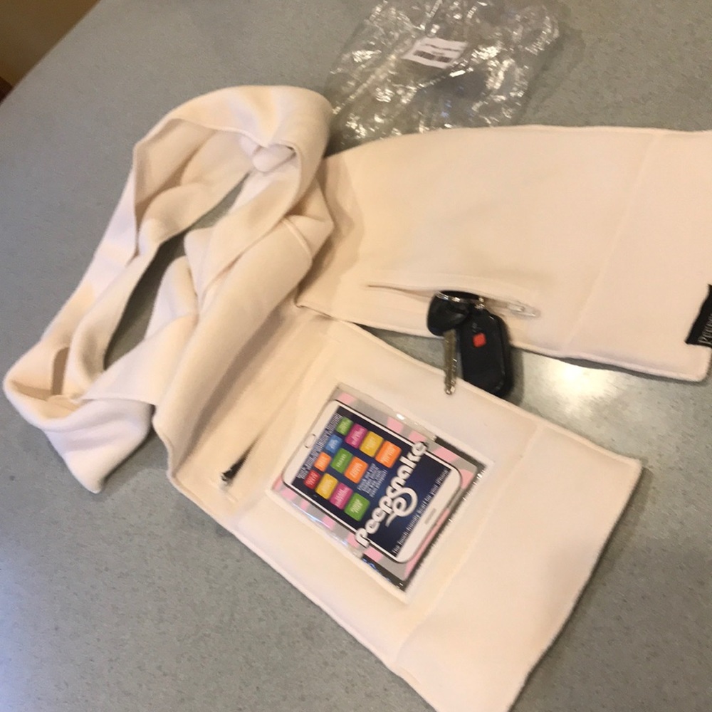 NWT peepsnake smartphone touchscreen scarf cream